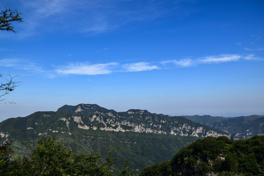 山脉断崖远景图片