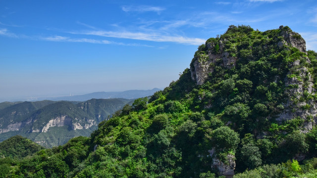 绿色的石头山峰