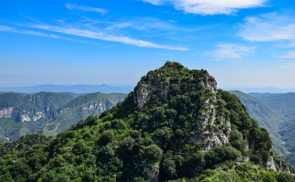 独立的石头山峰