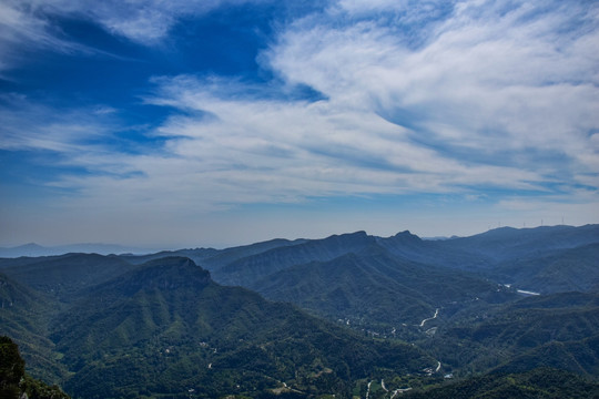 白云下的崇山峻岭