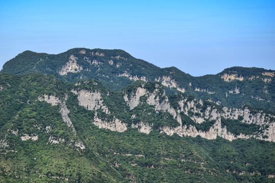 大山上的石头山峰