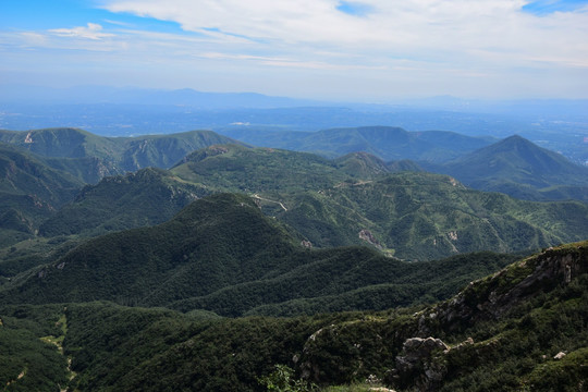 延绵至远方的绿色山岭