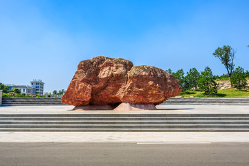 红色龟型巨石