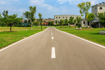 齐鲁酒地弯曲的道路与古典建筑