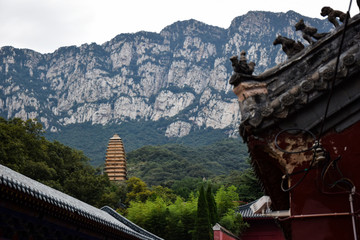 高山下的寺院建筑