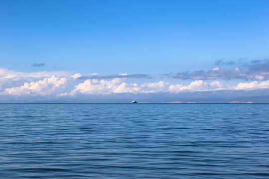 青海湖的湖边远处依稀可见邮轮