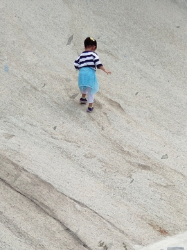 爬岩石的小女孩
