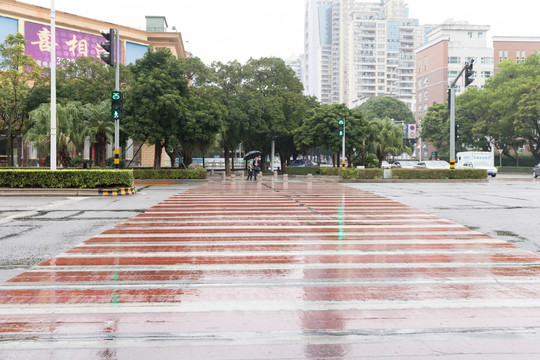 珠海雨后红绿灯路口