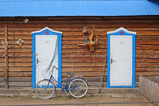 俄式木板木屋老宅雕花的门窗