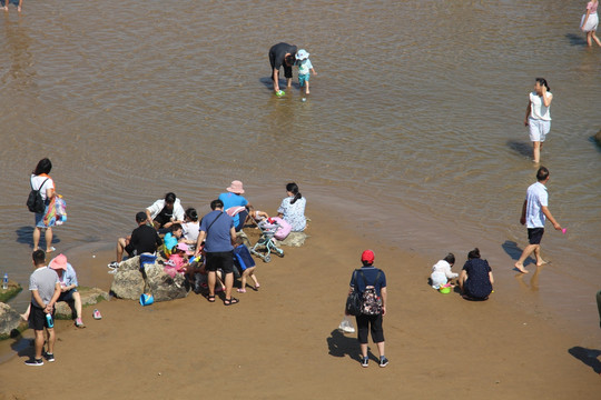 海边游人