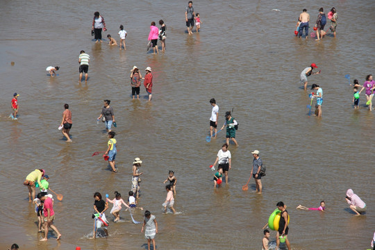 海边游玩的人