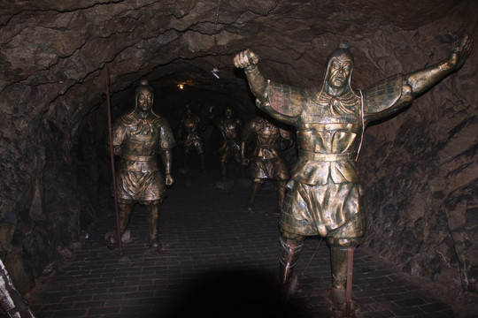 长城隧道里的士兵塑像
