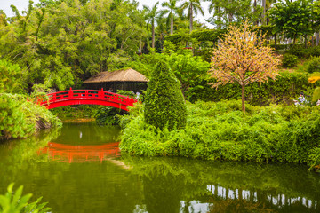 日式红色木拱桥