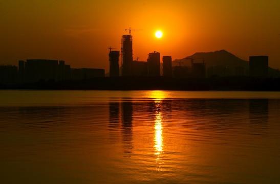 城市夕阳