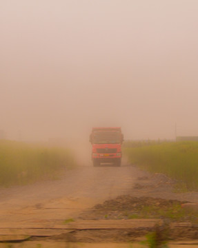 雾中行车