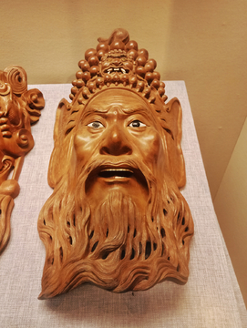 木雕刻脸谱