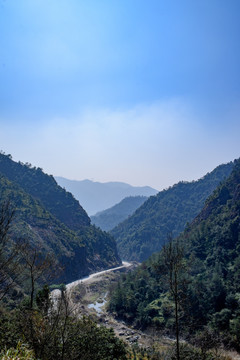 山谷溪流