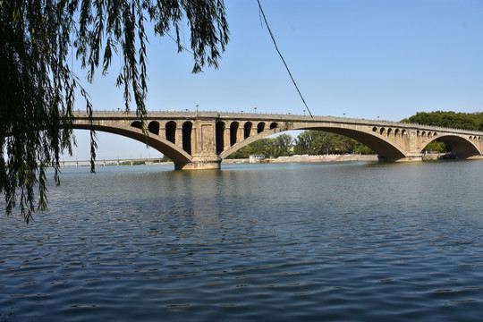 河水与桥