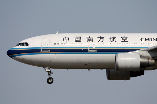 南航空客A300飞机降落