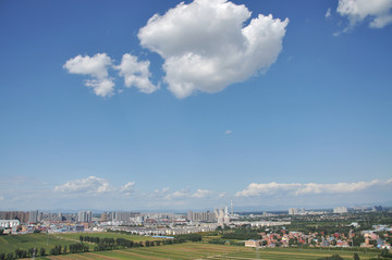 蓝天白云夏日田园