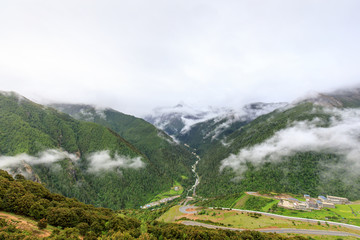 甘孜稻城亚丁风景区雪山云雾