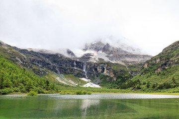 稻城亚丁洛绒牛场雪山湖水