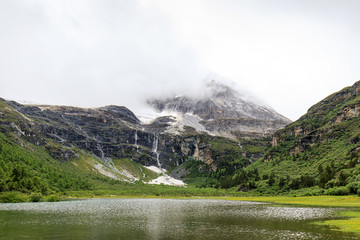 稻城亚丁洛绒牛场雪山湖泊草甸