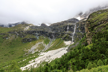 稻城亚丁森林草甸雪山瀑布云雾