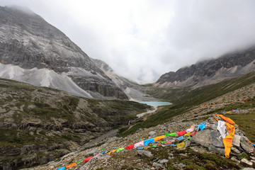 稻城亚丁高山湖泊牛奶海经幡