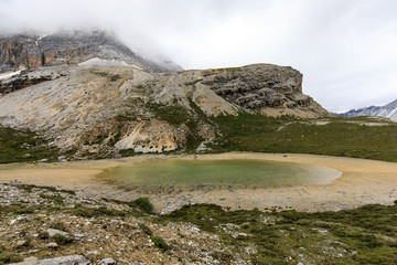 甘孜稻城亚丁雪山草甸海子