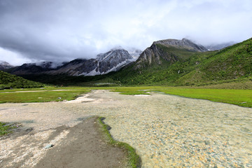 稻城亚丁洛绒牛场雪山草甸河流