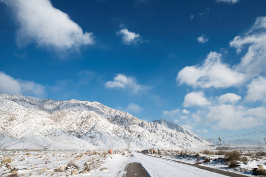 贺兰山雪景