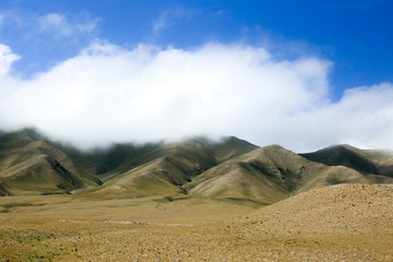 青海高原荒漠中的山和云