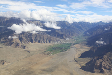 崇山峻岭