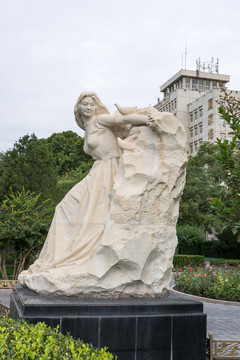 北京城市雕塑守望和平少女