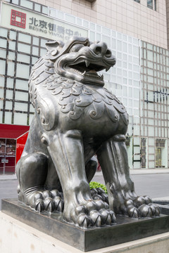 银泰中心的铜狮子