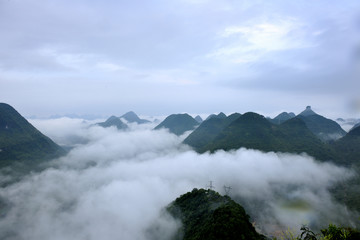 山峰雾景