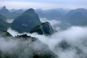 山峰雾景