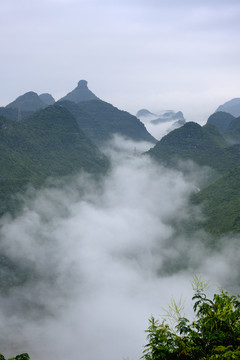 山峰雾景