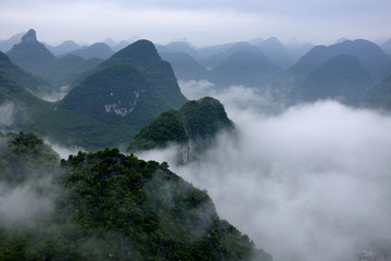 山峰雾景