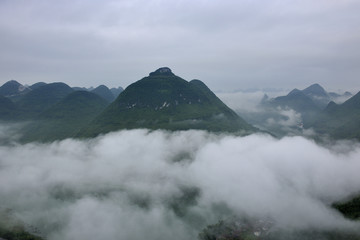 山峰雾景