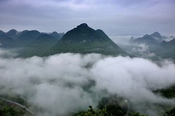 山峰雾景