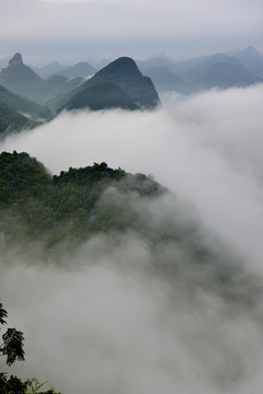 山峰雾景