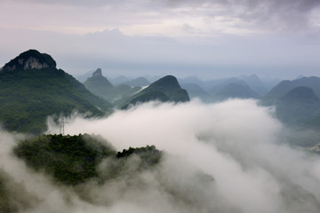 山峰雾景