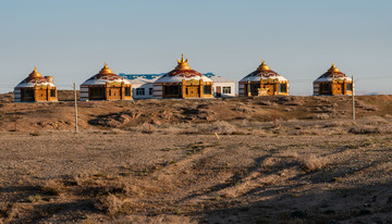 巴丹吉林沙漠蒙古包