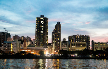 海边城市夜景