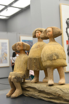 雕塑艺术少女和羊