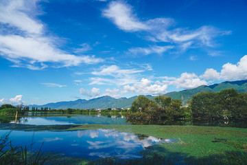 蓝天湖泊