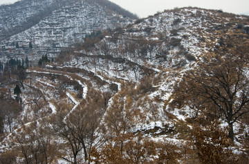 薄雪下的山峦