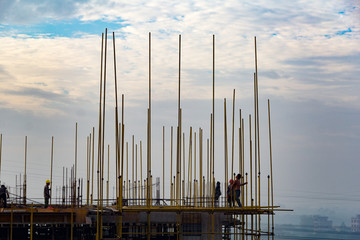 建筑工地建筑工人平视